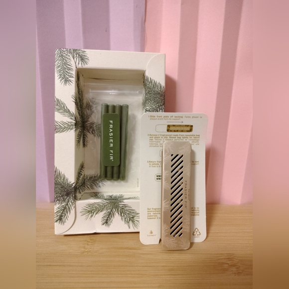 Thymes Car Diffuser Kit - Vent Clip Air Freshener + 4 Frasier Fir Diffuser Reeds - Picture 5 of 5